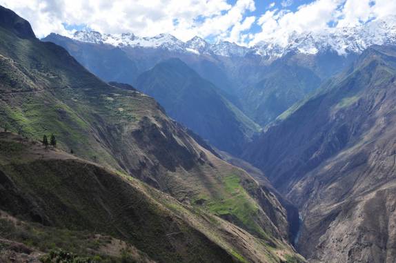 Montanhas e vales no nosso caminho para Choquequirao, no Peru